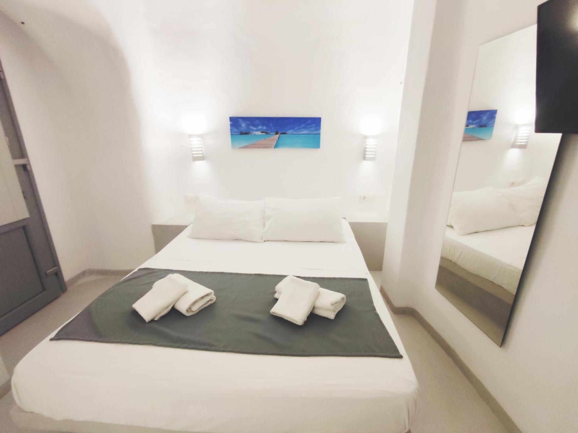 Low Cost Fira Center Rooms Εξωτερικό φωτογραφία